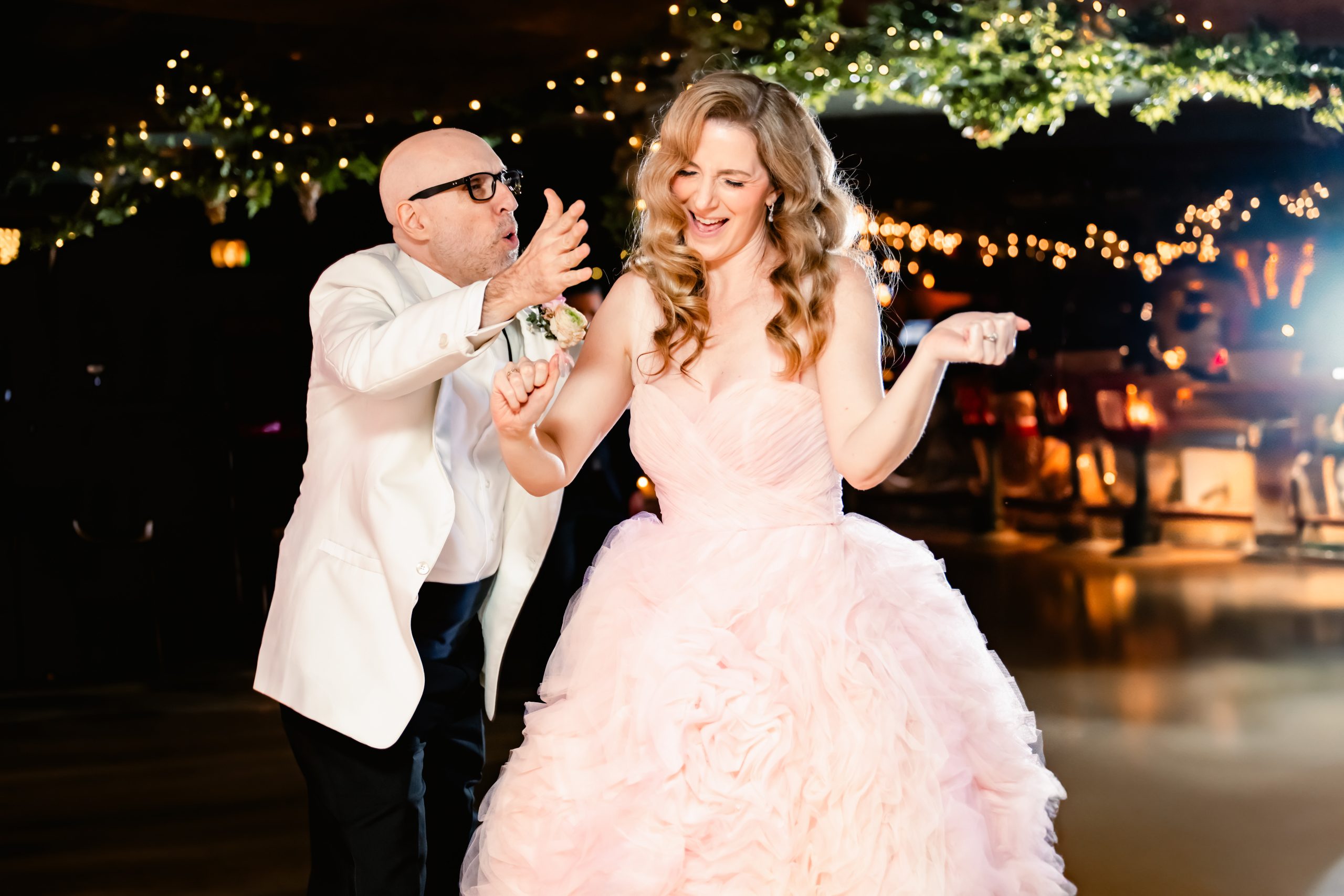 the couple has their first dance to "I wanna sex you up", an 80s classic. They're so funny.
